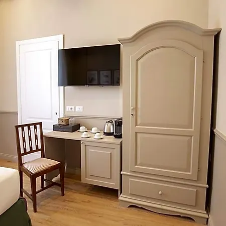 Donna Francesca Hotel
